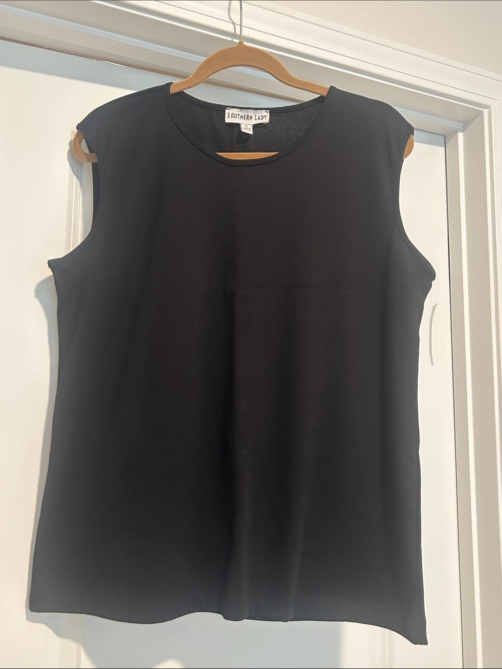 Southern Lady Black Sleeveless Crewneck Top size L